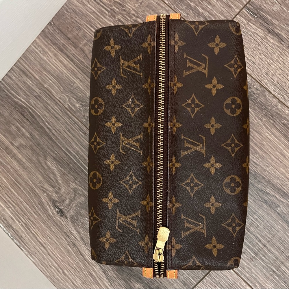 AUTHENTIC Vintage Louis Vuitton Shaving Kit/Makeup bag/Toiletry  (NO1917)